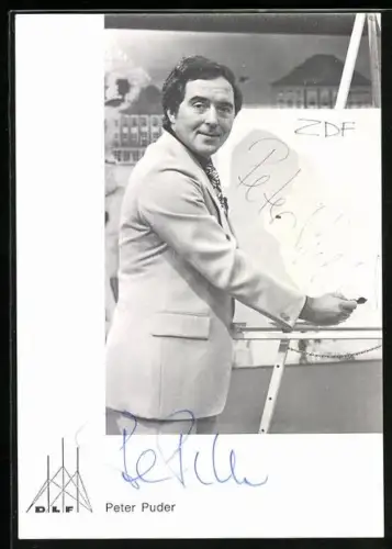 AK Musiker Peter Puder vor einer Tafel, Autograph