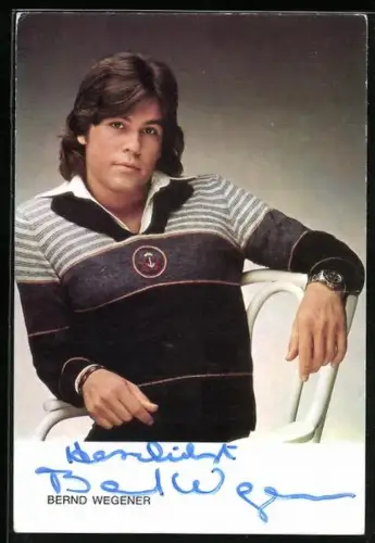 AK Musiker Bernd Wegener auf einem Stuhl sitzend, Autograph