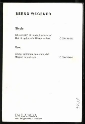 AK Musiker Bernd Wegener auf einem Stuhl sitzend, Autograph