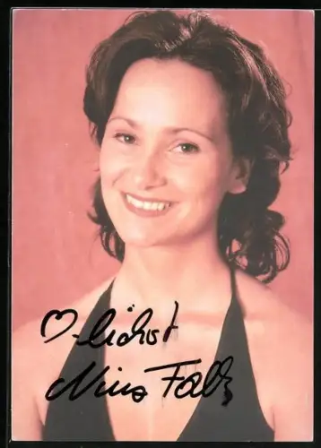 AK Musikerin Nina Falk lächelnd im Porträt, Autograph