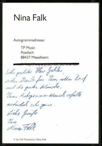 AK Musikerin Nina Falk lächelnd im Porträt, Autograph