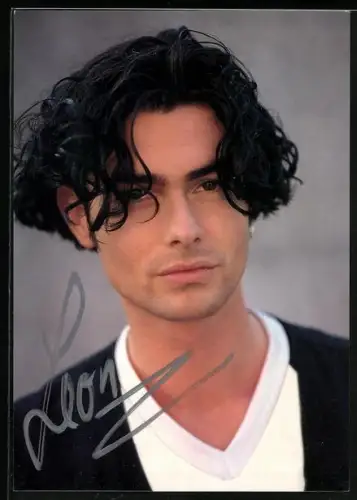 AK Musiker Leon in die Kamera blickend, Autograph