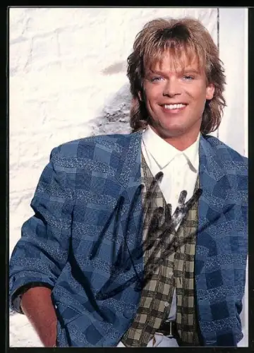 AK Musiker Klaus Densow vor einer weissen Mauer, Autograph