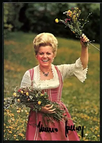 AK Musikerin Maria Hellwig mit Blumen, Autograph