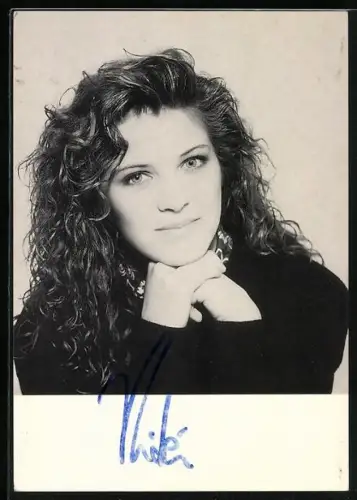 AK Musikerin Nicki im Porträt, Autograph