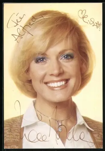 AK Musikerin Ulla Norden in die Kamera lächelnd, Autograph