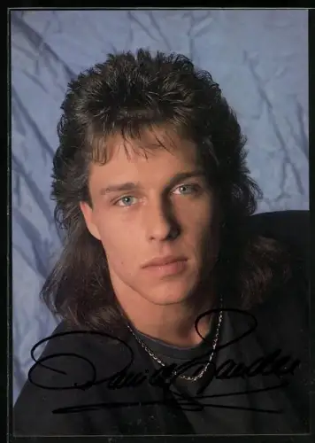 AK Musiker David Brandes vor blauem Hintergrund, Autograph