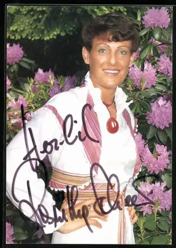 AK Musikerin Roswitha Scheer vor rosanen Blüten, Autograph