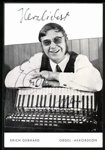 AK Musiker Erich Gebhard mit Orgel-Akkordeon, Autograph