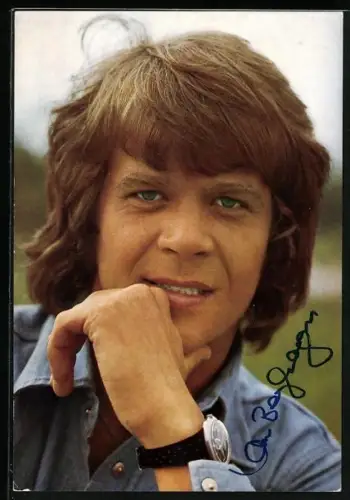 AK Musiker Lars in die Kamera blickend, Autograph