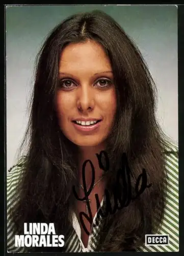 AK Musikerin Linda Morales in gestreifter Jacke, Autograph
