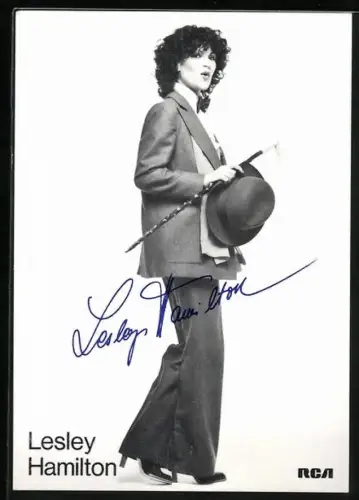 AK Musikerin Lesle Hamilton mit Hut und Gehstock, Autograph