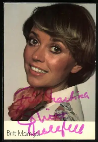 AK Musikerin Britt Malmkjell in die Kamera blickend, Autograph