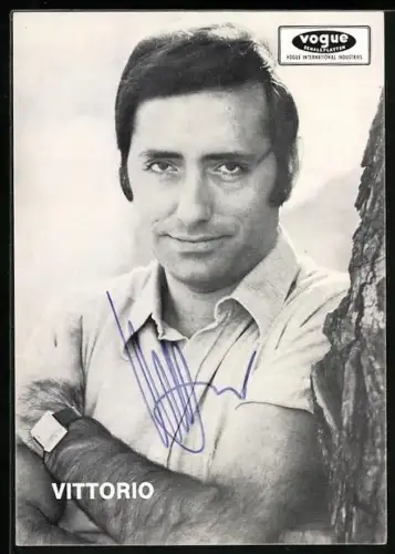 AK Musiker Vittorio in die Kamera blickend, Autograph