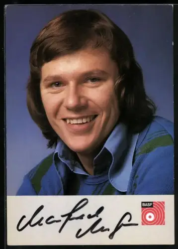 AK Musiker Manfred Morgan in blauem Hemd, Autograph