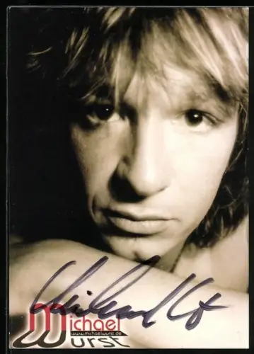 AK Musiker Michael Wurst in die Kamera blickend, Autograph