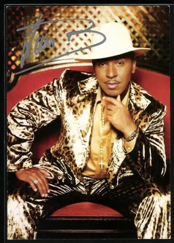 AK Musiker Lou Bega auf einer Couch sitzend, Autograph