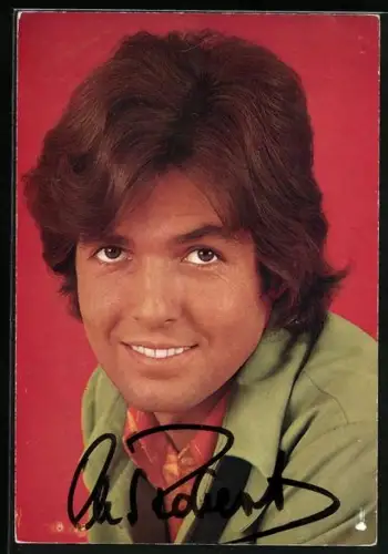 AK Musiker Christ Roberts vor rotem Hintergrund, Autograph
