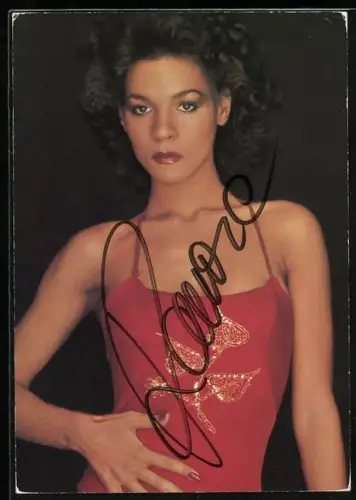 AK Musikerin Ramona Wulf vor dunklem Hintergrund, Autograph