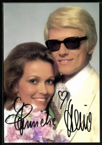 AK Musikerin Hannelore lehnt sich an Heino, Autograph