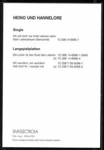 AK Musikerin Hannelore lehnt sich an Heino, Autograph