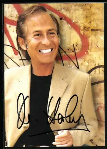 AK Musiker Michael Holm an einer Wand lehnend, Autograph