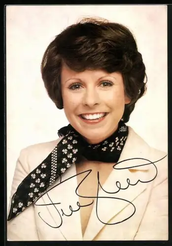 AK Musikerin Iren Sheer mit Schal um den Hals, Autograph