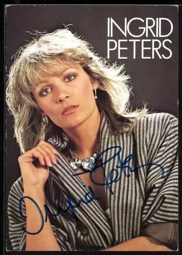 AK Musikerin Ingrid Peters im gestreiften Hemd, Autograph
