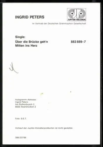 AK Musikerin Ingrid Peters im gestreiften Hemd, Autograph