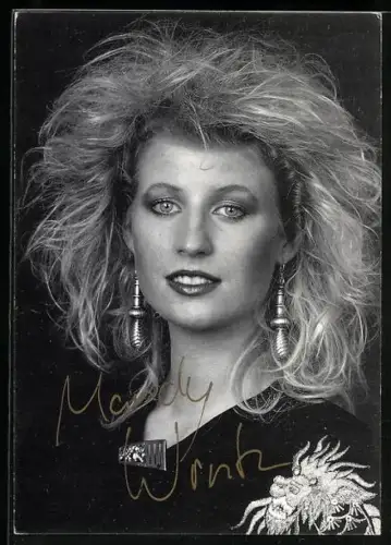 AK Musikerin Mandy Winter mit Ohrringen, Autograph