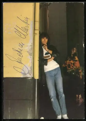 AK Musiker Andreas Martin an einer Wand lehnend, Autograph