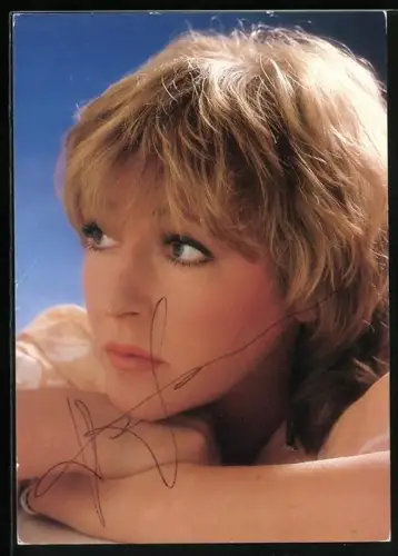 AK Musikerin Hanne Haller stützt ihren Kopf auf ihre Arme, Autograph