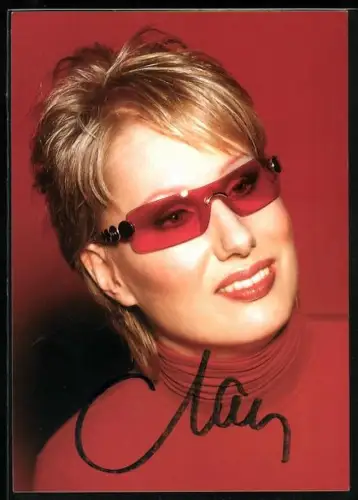 AK Musikerin Corinna May mit roter Sonnebrille, Autograph