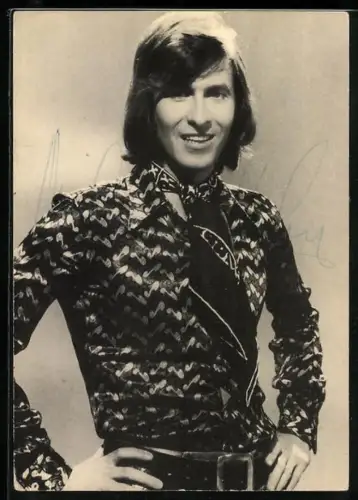 AK Musiker Michael Holm mit Halstuch und buntem Hemd, Autograph