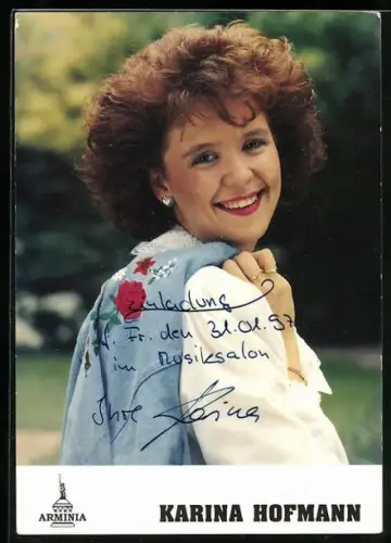 AK Musikerin Karina Hoffmann in weisser Bluse, Autograph