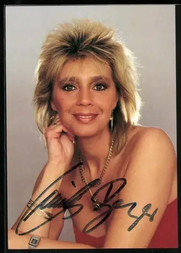 AK Musikerin Cindy Berger mit Halskette, Autograph