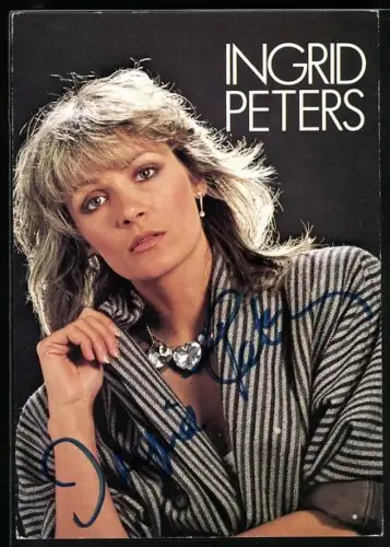 AK Musikerin Ingrid Peters in gestreifter Jacke, Autograph