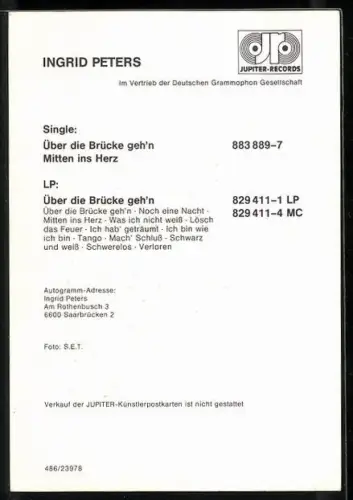 AK Musikerin Ingrid Peters in gestreifter Jacke, Autograph