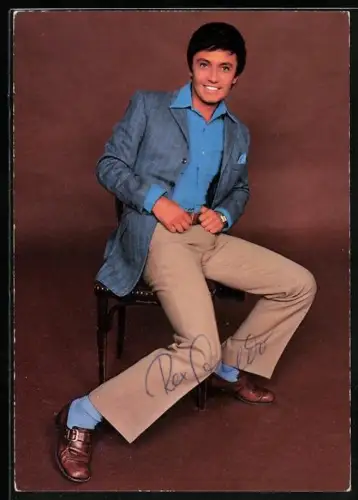 AK Musiker Rex Gildo auf einem Stuhl sitzend, Autograph