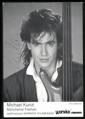 AK Musiker Michael Kunzi mit E-Gitarre, Autograph
