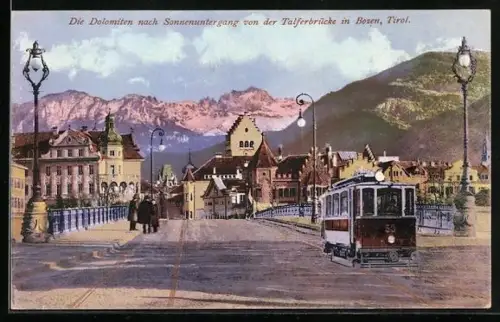 AK Bozen, Strassenbahn auf der Talferbrücke, Blick zu den Dolomiten nach Sonnenuntergang