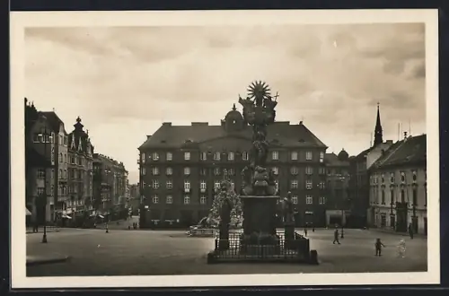 AK Brünn, Krautplatz mit Denkmälern