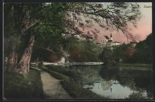 AK Znaim, Gewässerpartie mit Uferpromenade u. Blick zur Kirche