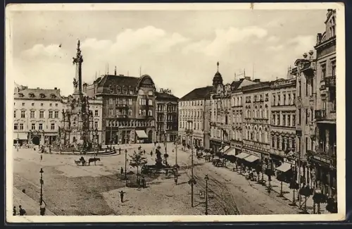 AK Olmütz, Masarykplatz mit Denkmal u. Geschäften aus der Vogelschau