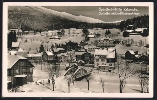AK Spindlermühle /Riesengebirge, Ortsansicht mit Brücke im Winter