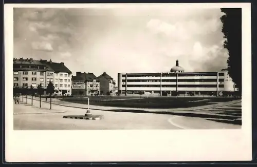 AK Hradec Kralove, Platz mit modernem Flachdachgebäude