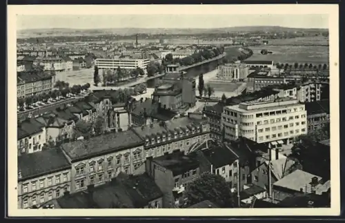 AK Königgrätz, Totalansicht mit Fluss und modernen Gebäuden