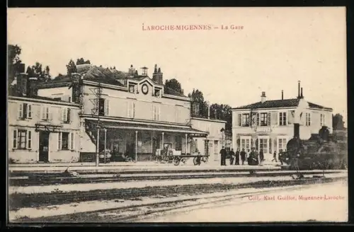 AK Laroche-Migennes, La Gare avec voyageurs et train sur les voies