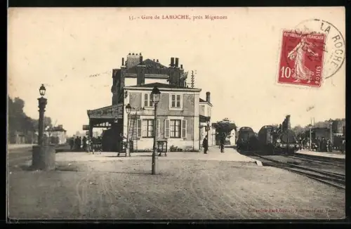 AK Laroche /Migennes, Gare de Laroche avec train à quai