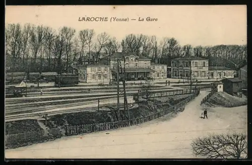 AK Laroche /Yonne, La Gare et les voies ferrées en hiver